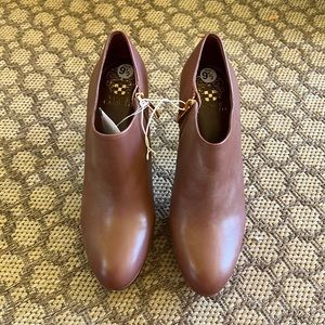 NWOT Vince Camuto Size 9.5 retail $100